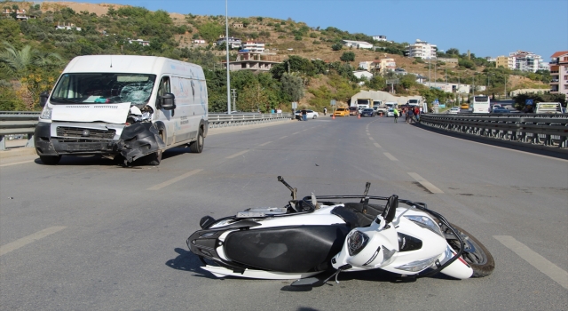 Alanya’da minibüsle çarpışan motosikletin sürücüsü öldü