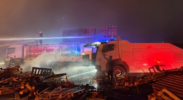 Mersin’de palet fabrikasında yangın çıktı