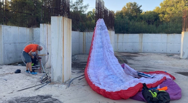 Antalya’da düşen paramotordaki polis memuru ve kızı yaralandı