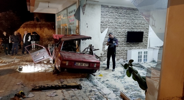 Kahramanmaraş’ta otomobil iş yerine girdi