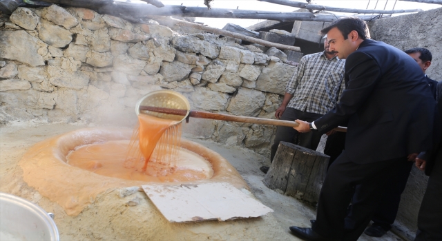 Mut Kaymakamı Batuhan Bingöl, vatandaşlarla pekmez kaynattı
