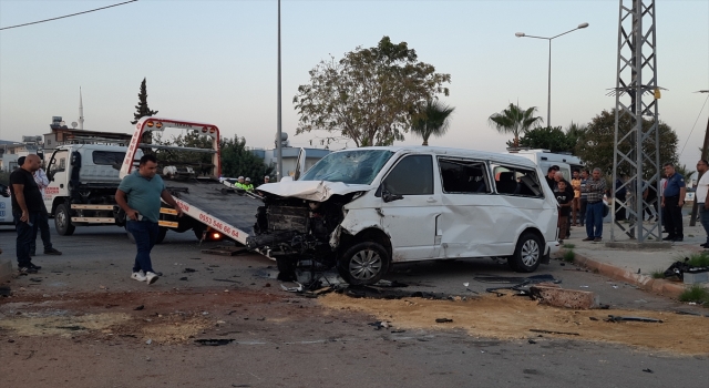 Mersin’de öğrenci servis minibüsü ile otomobilin çarpıştığı kazada 7 kişi yaralandı
