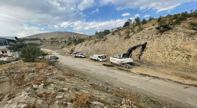 Çağlayancerit’te yol yapım çalışmaları devam ediyor