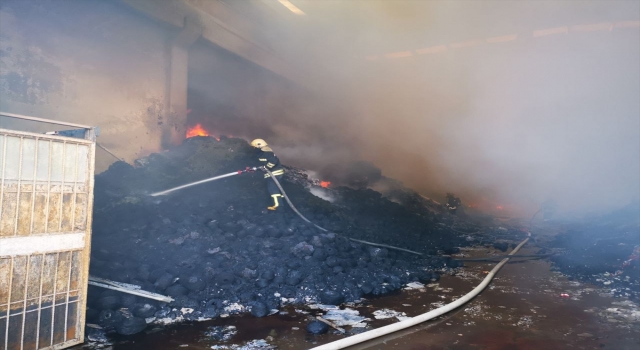 Gaziantep’te tekstil fabrikasında çıkan yangına müdahale ediliyor