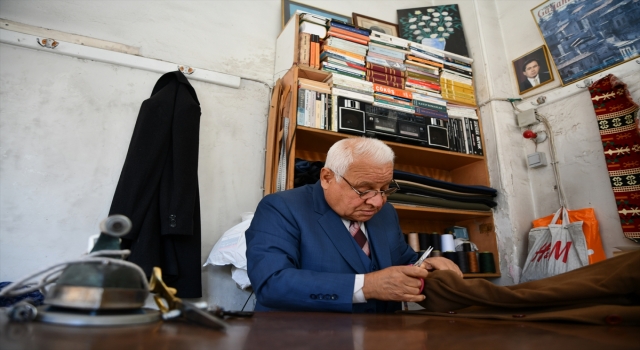 Yarım asırlık terzi Nezir usta 49 yıllık kitap sevdasını dükkanında da sürdürüyor