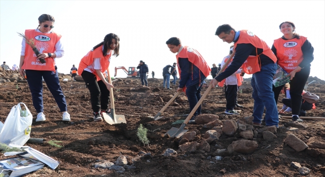 Gaziantep ve çevre illerde fidanlar toprakla buluşturuldu