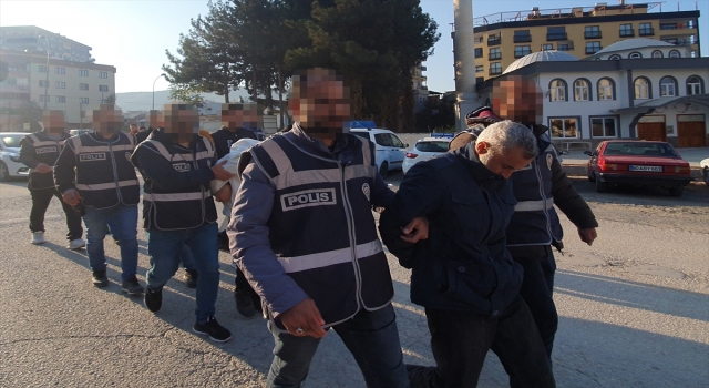 Osmaniye’de uyuşturucu sattıkları iddia edilen 3 zanlı tutuklandı