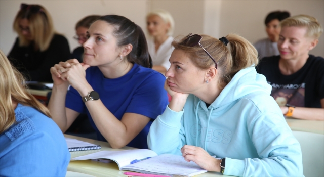 Antalya’daki Rus ve Ukraynalıları ”Türkçe” birleştirdi