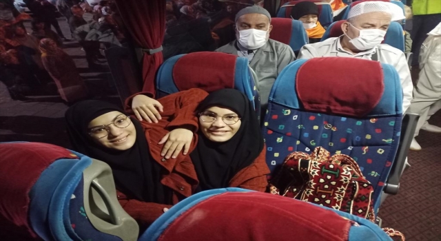 Kahramanmaraşlı siyam ikizleri umreye uğurlandı