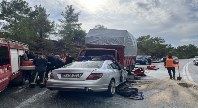 Antalya’da otomobil ve kamyonetin çarpıştığı kazada 2 kişi öldü, 6 kişi yaralandı