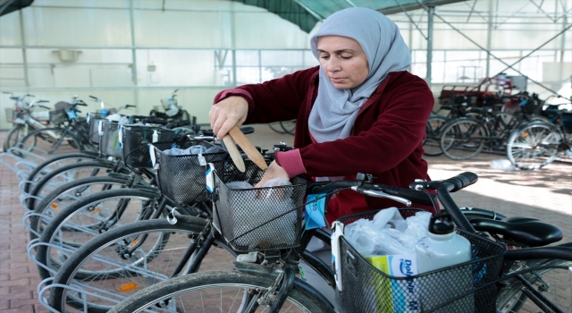 Antalya’da serada çalışan kadınlar ulaşımı bisikletle sağlıyor