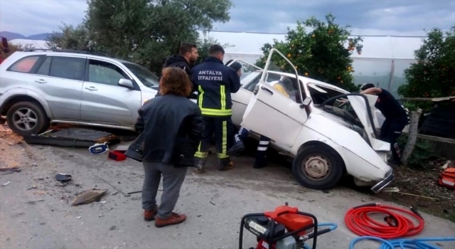 Antalya’daki trafik kazasında 2 kişi öldü, 3 kişi yaralandı