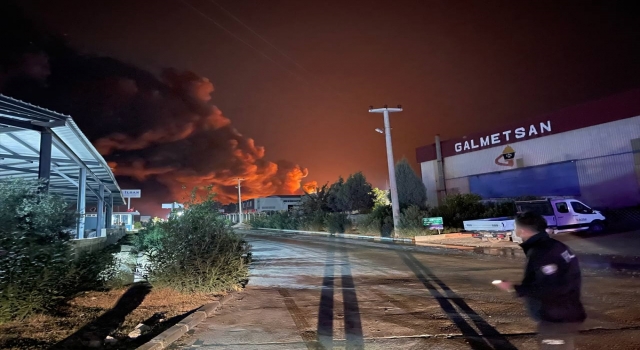 Adana’da kimya fabrikasında çıkan yangına müdahale ediliyor