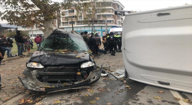 Kahramanmaraş’ta 5 aracın karıştığı kazada ilk belirlemelere göre 10 kişi yaralandı