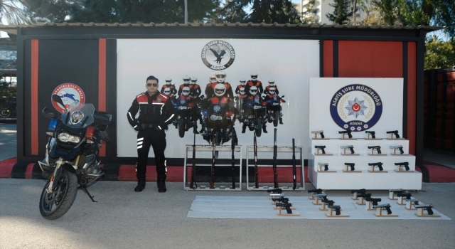 Adana’da polis denetimlerinde 118 ruhsatsız silah ele geçirildi