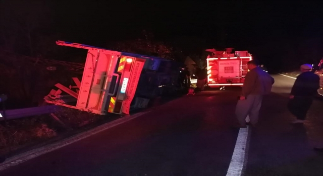 Mersin’de devrilen kamyonetteki 3 kişi yaralandı