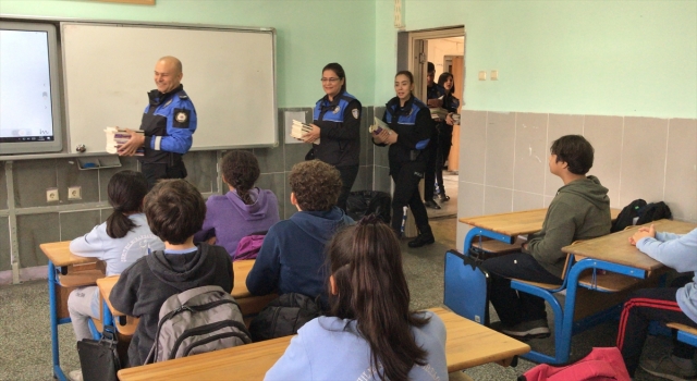 Adana’da polis, öğrencilerle voleybol oynadı ve kitap okudu