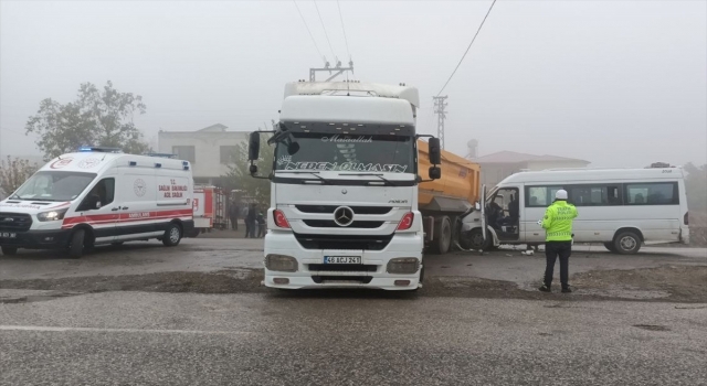 Kahramanmaraş’ta tırla çarpışan minibüsteki 5 kişi yaralandı