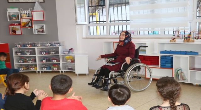 Trafik kazası sonucu engelli kaldı, öğrencilerinin sevgisiyle mesleğine tutundu