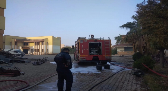 Hatay’da eski hastane binasının yıkımı sırasında çıkan yangın söndürüldü