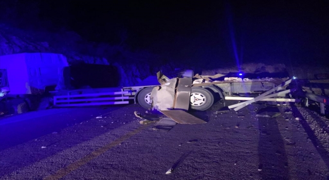 Mersin’de toprak yığınına çarpan kamyondaki 1 kişi öldü, 2 kişi yaralandı