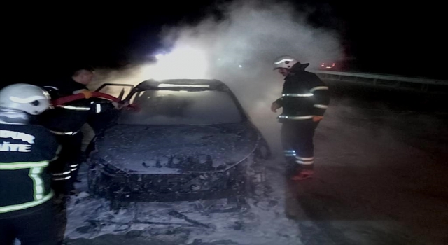 Burdur’da yanan otomobilin sürücüsü yaralandı