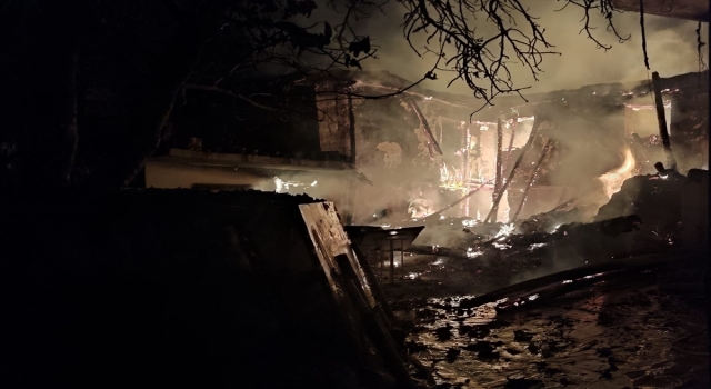 Kahramanmaraş’ta çıkan ev yangınında 4 kişi dumandan etkilendi