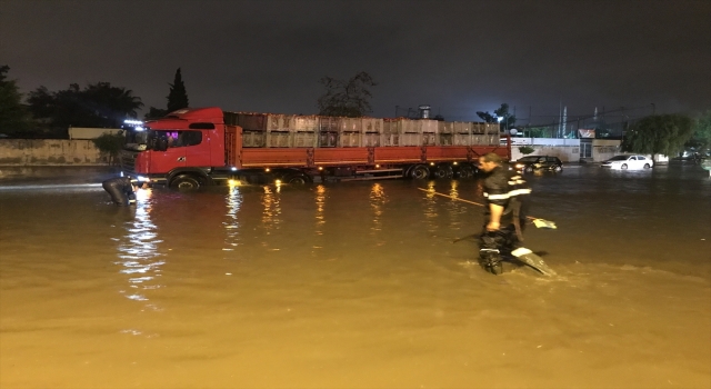 Antalya’da etkili yağış nedeniyle su baskınları yaşandı