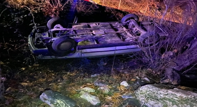Adana’da devrilen otomobilin sürücüsü yaralandı