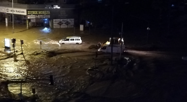 Antalya’da kuvvetli yağış sele neden oldu