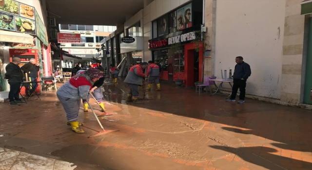 Antalya’da kuvvetli yağış sele neden oldu