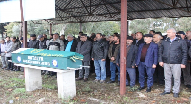 Isparta’da eşi tarafından tüfekle vurularak öldürülen hemşire Antalya’da toprağa verildi