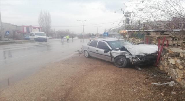 Kahramanmaraş’ta minibüsle otomobilin çarpıştığı kazada 3 kişi yaralandı