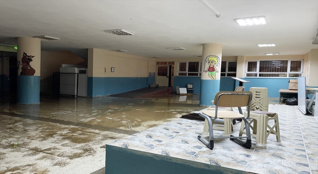 Alanya’da sağanak nedeniyle bazı ev, iş yeri ve seralar ile bir okulu su bastı