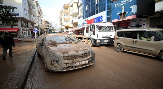 Kumluca’daki sel felaketinde otoparkta kalan araçları çıkarma çalışmaları sürdü