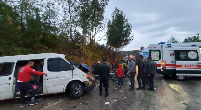 Osmaniye’de kamyon ile minibüsün çarpışması sonucu 3 kişi yaralandı