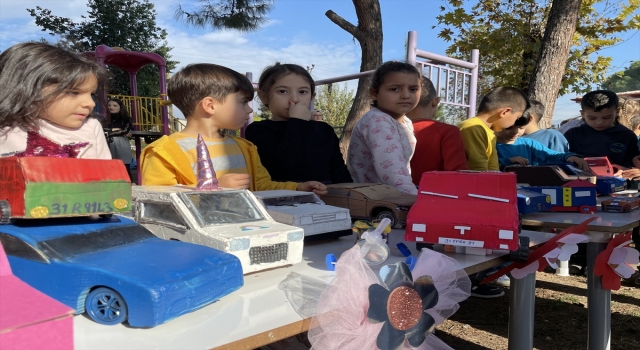 Hatay’da anaokulu öğrencilerinin atıklardan yaptığı oyuncak araçlar sergilendi