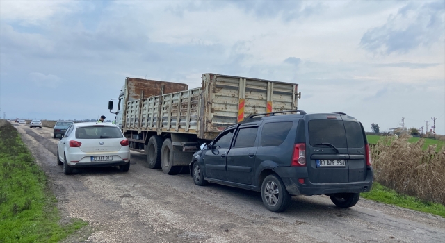 Hatay’da kamyona çarpan otomobilin sürücüsü yaralandı