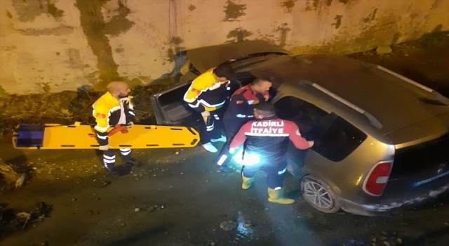 Osmaniye’de dere yatağına devrilen hafif ticari araçtaki 2 kişi yaralandı