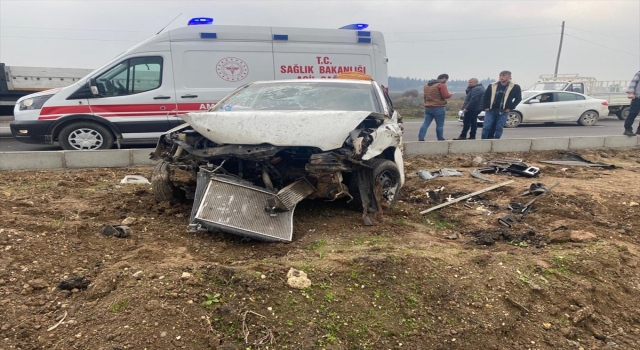Hatay’da devrilen otomobildeki 3 kişi yaralandı