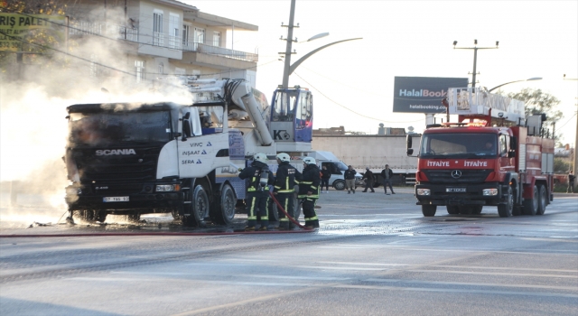 Antalya’da seyir halindeyken alev alan beton mikseri yandı