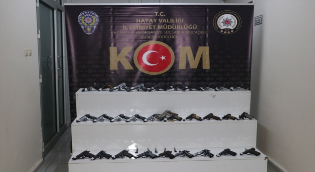 Hatay’da bir otomobilde 30 ruhsatsız tabanca ve mühimmat ele geçirildi