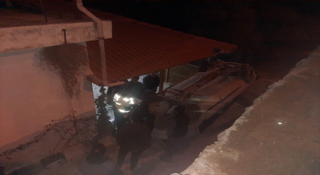 Hatay’da kontrolden çıkarak evin çatısına çarpan otomobilin sürücüsü yaralandı