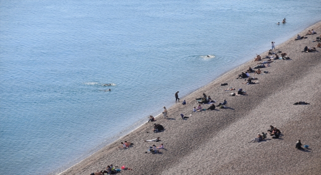 Antalya’da yılın ilk günü denize girip güzel havada yüzmenin tadını çıkardılar