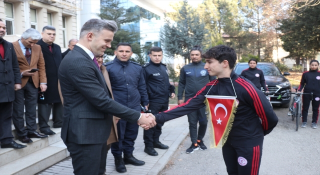 Pozantı’da bisiklet sporcuları, teslim aldıkları Türk bayrağıyla yola çıktı