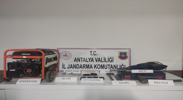 Antalya’da kaçak kazı yapan 12 zanlı suçüstü yakalandı