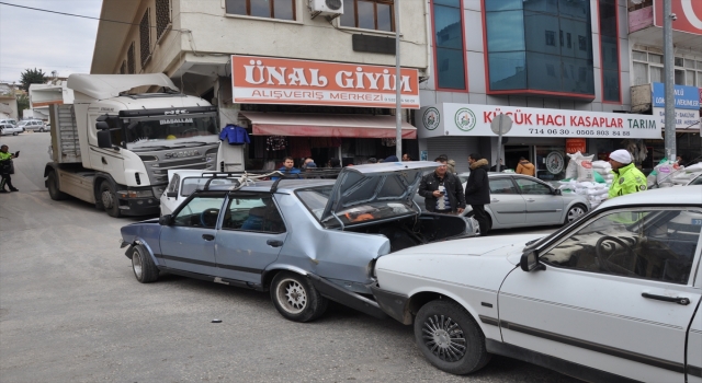 Mersin’de freni arızalanan tır 3 araca ve mağaza duvarına çarptı