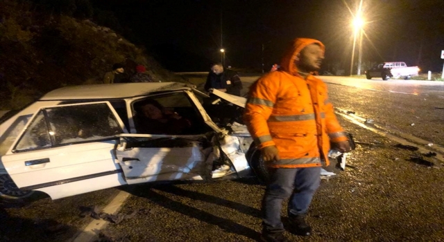 Finike’de iki otomobilin çarpıştığı kazada 2 kişi yaralandı