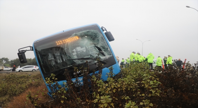 Hatay’da özel halk otobüsünün park halindeki araçlara çarptığı kazada 3 kişi yaralandı