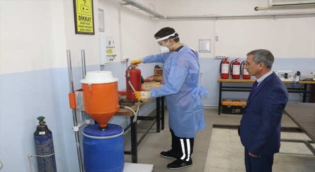 Yangın söndürme tüplerinin bakımı ve dolumu itfaiyecilik eğitimi alan öğrencilerden